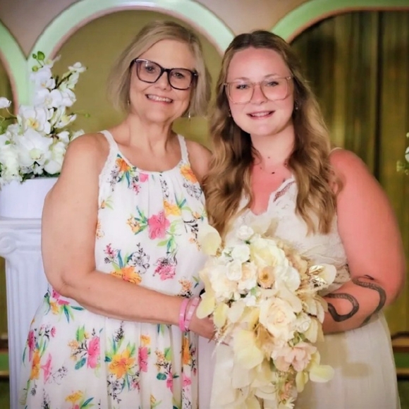 Meet your Posher, Dawn - Picture 2 of 4